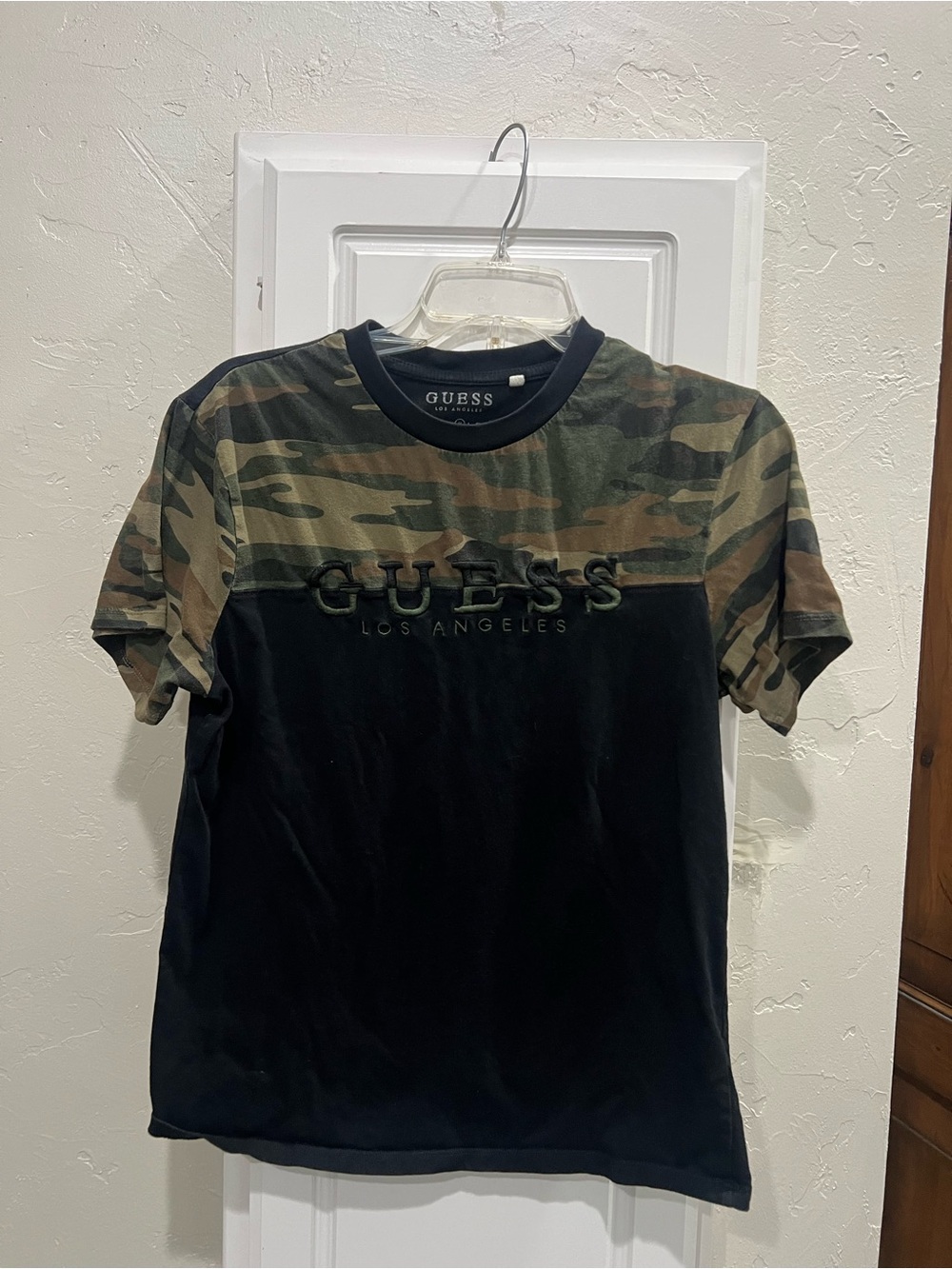 GUESS Camo Panel Short-Sleeve Tee in Green & Black